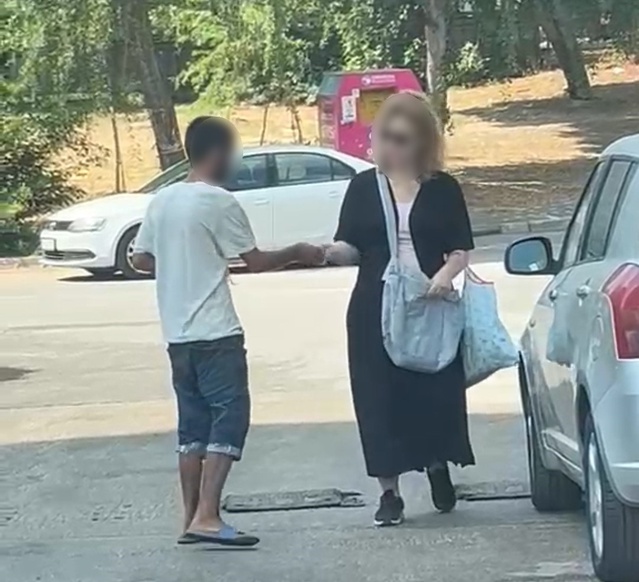 Adana'da uçucu madde kullanan şahıs, kadından para alırken telefonla görüntülendi