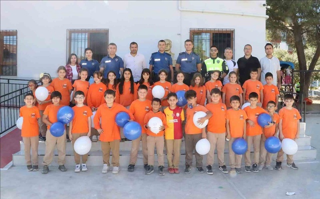 Buldan'da lösemi tedavisini tamamlayan öğrenciye polis Galatasaray forması hediye etti