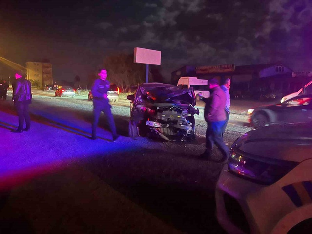 Kars'ta otomobil aydınlatma direğine çarptı, 1'i kadın 4 kişi yaralandı
