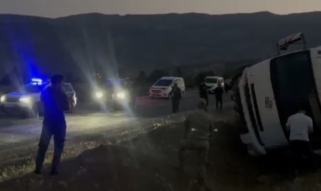 Hakkari Derecik'te kamyonetin freni boşaldı, devrilen araçta sürücü yaralandı