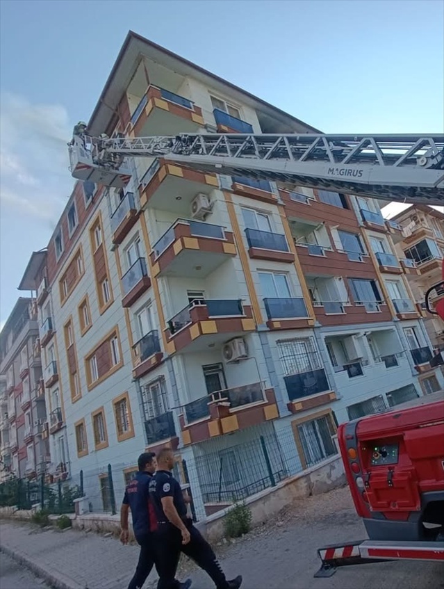 Hatay Antakya Saraykent'te 5 katlı apartmanın son katındaki dairede yangın söndürüldü