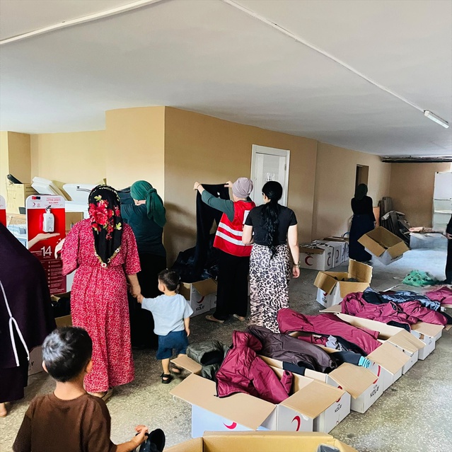 Mardin Artuklu'da Kızılay 220 aileden 1100 kişiye giysi, 60 aileye 180 bin lira verdi