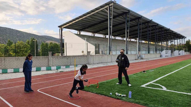 Konya Bozkır'da gönüllü atletizmde çocuklar 60 metrede birincilik kazandı