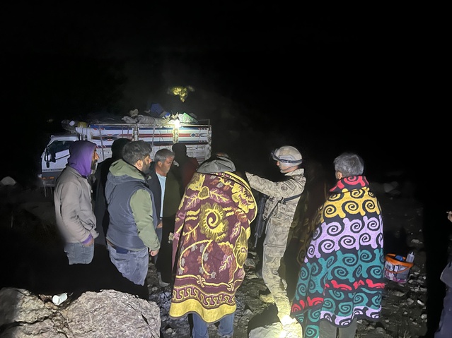 Ağrı'da yayla dönüşü çamurda mahsur kalan 40 kişi, 52 personelle kurtarıldı