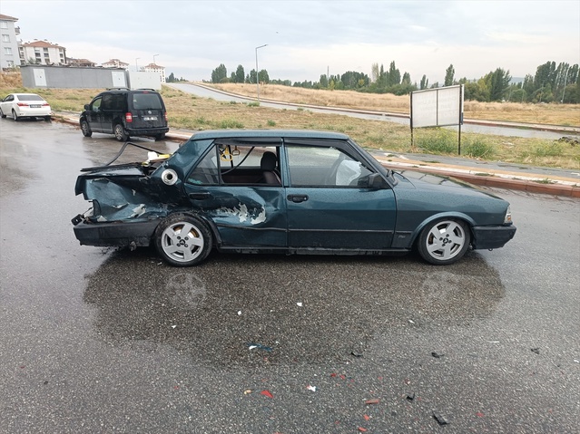 Kütahya'da park halindeki araca ve bahçe duvarına çarpan otomobilin sürücüsü yaralandı