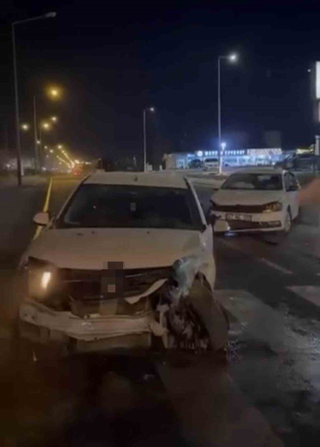 Mardin Nusaybin'de iki otomobil çarpıştı, 3 yaralı hastaneye kaldırıldı