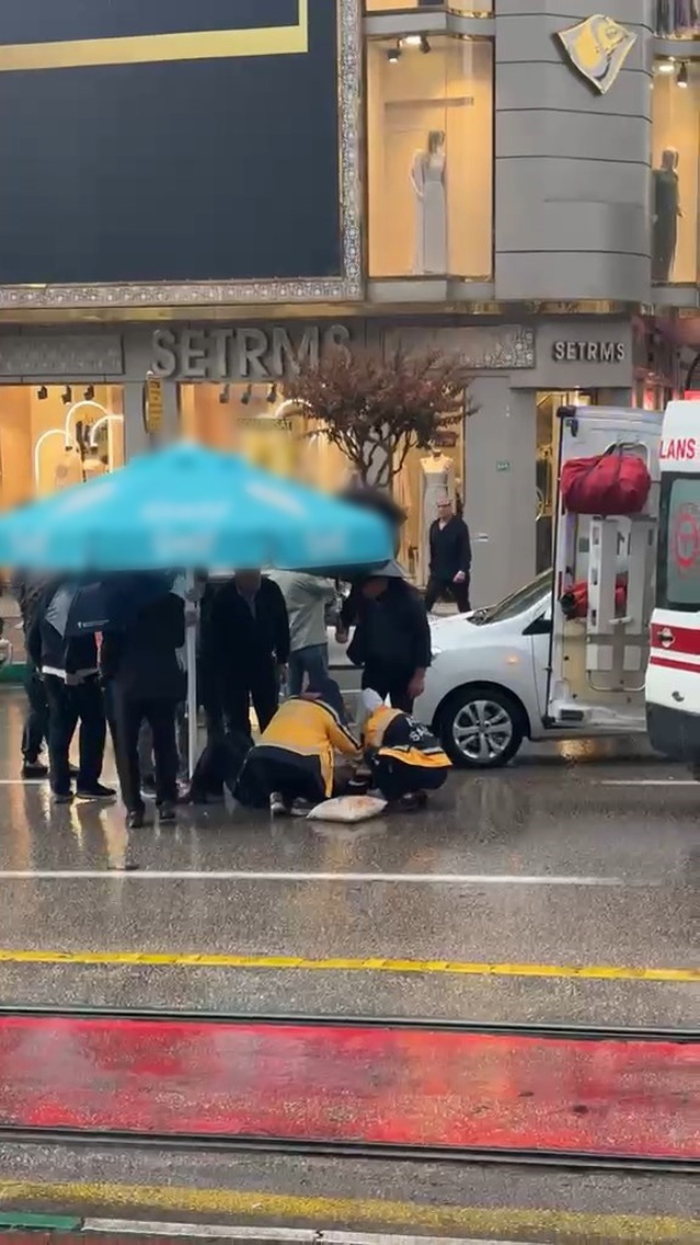 Bursa Osmangazi'de otomobil yayaya çarptı, sürücü kaçtı; yaralı şemsiyelerle korundu