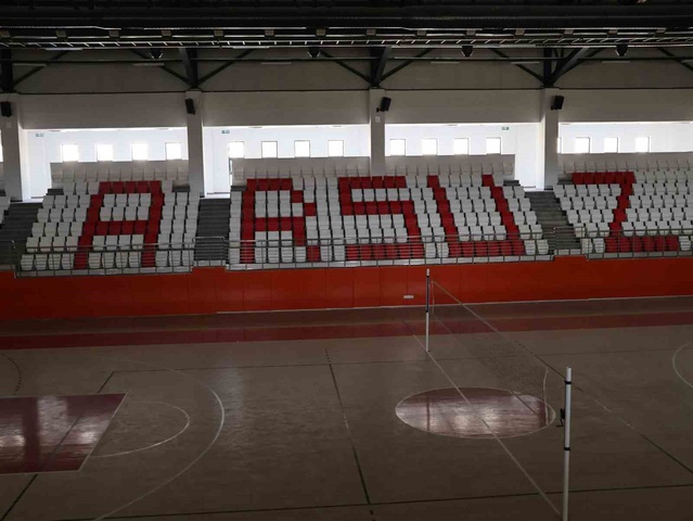 Arsuz Kaymakamı Eroğlu, 6 bin 846 metrekarelik kapalı spor salonunda inceleme yaptı