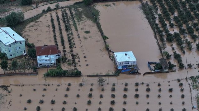 Sakarya'da yağıştan etkilenen mahallede ulaşım kepçe ve traktörlerle sağlanıyor