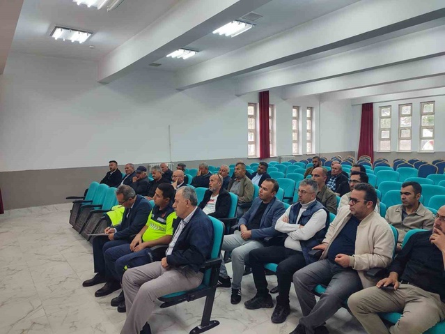 Karapınar'da taşımalı eğitim servis şoförlerine güvenlik kuralları anlatıldı