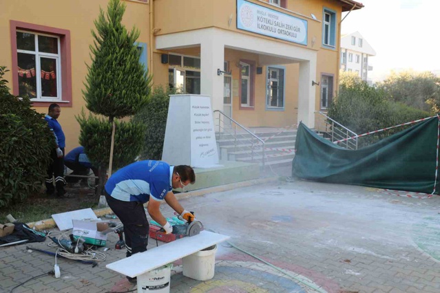 Muğla Menteşe'de okul bahçesindeki zarar gören Atatürk büstü onarıldı