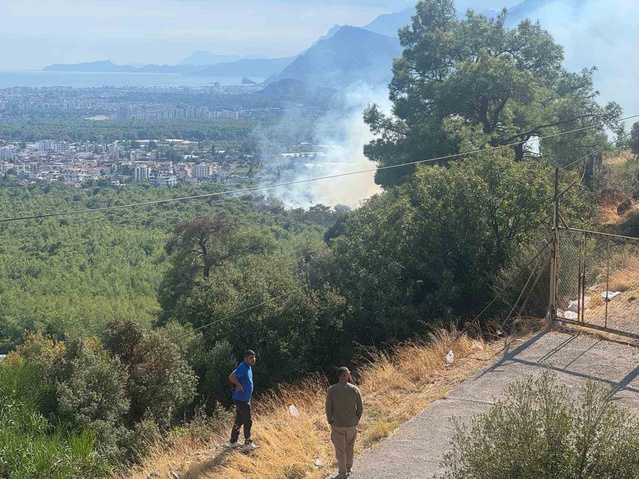 Antalya Kepez'de orman yangınına 75 yangın işçisi ve itfaiye müdahale ediyor