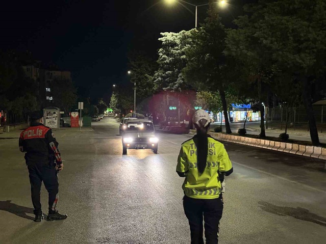 Aydın'da polis huzur uygulamalarıyla şüpheli araç ve şahısları denetliyor