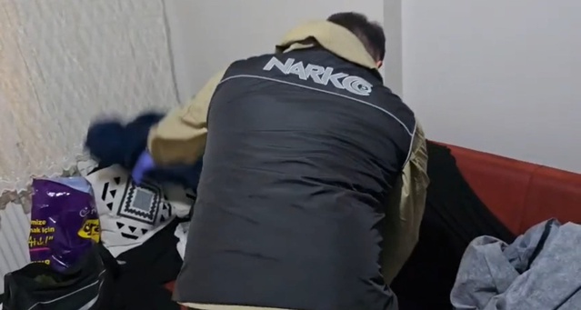 Edirne'de narkotik ekipler 2 adrese operasyon düzenledi, 650 gram skunk ele geçirildi