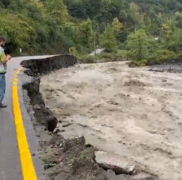 Sakarya Geyve'de sağanak Karaçay Deresi'ni taşma noktasına getirdi, yol çöktü