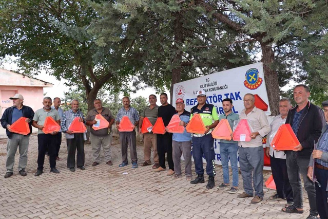 Kilis Acar'da jandarma projesiyle 25 traktör römorkuna reflektör takıldı