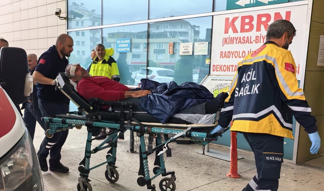 Bursa İnegöl'de şeker yüklü TIR yağışta kanala uçtu, sürücü yaralandı