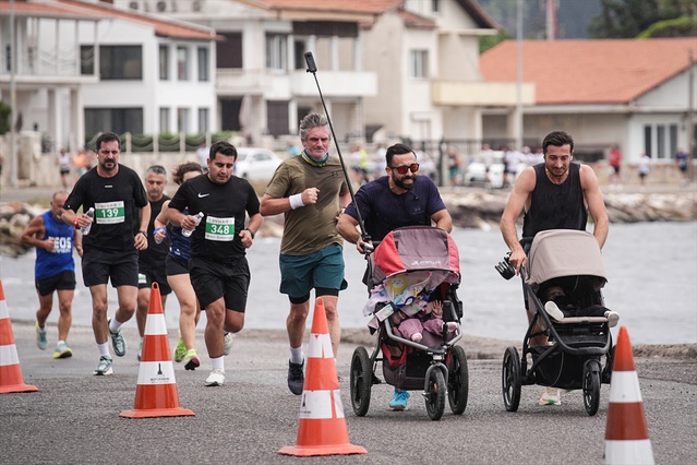 İzmir'de galerici baba, 10 aylık kızını bebek arabasına koyup maratonlara döndü
