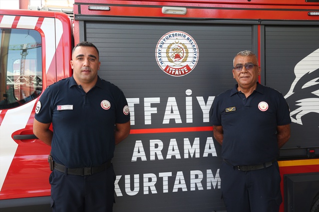 Hatay'da itfaiyeci baba ve oğlu, 12 yıldır yangın ve kazalarda birlikte görev alıyor