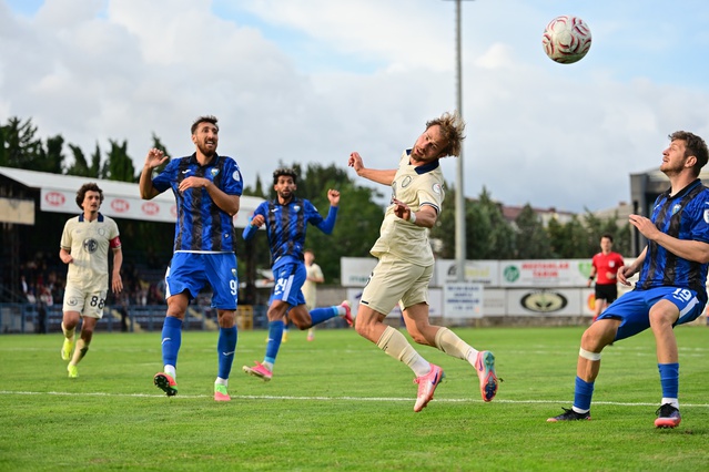 Karacabey Belediyespor, 27'de kırmızı kart gördüğü maçta Ankaragücü'ne 4-1 yenildi