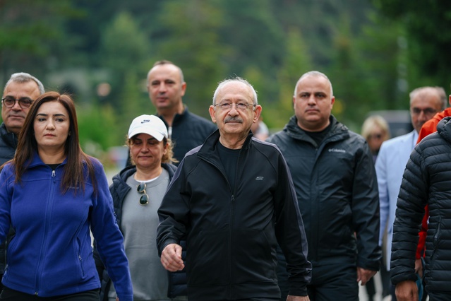 CHP lideri Kılıçdaroğlu, Abant'ta partililerle göl kenarında yürüyüş yaptı