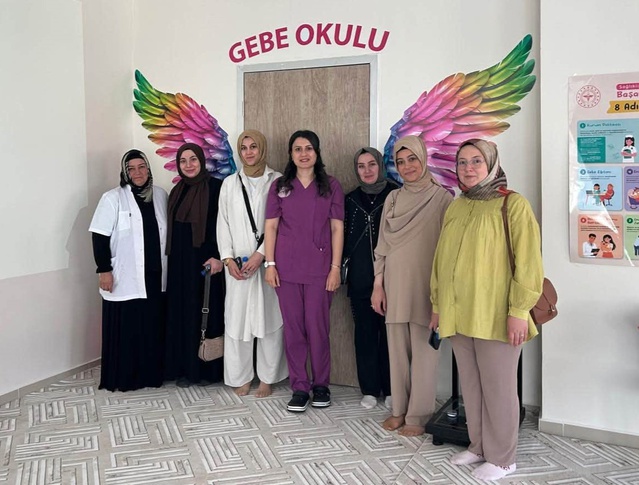 Sağlıklı Hayat Merkezi'nde ebeler anne adayları ve yakınlarına doğum eğitimi verdi
