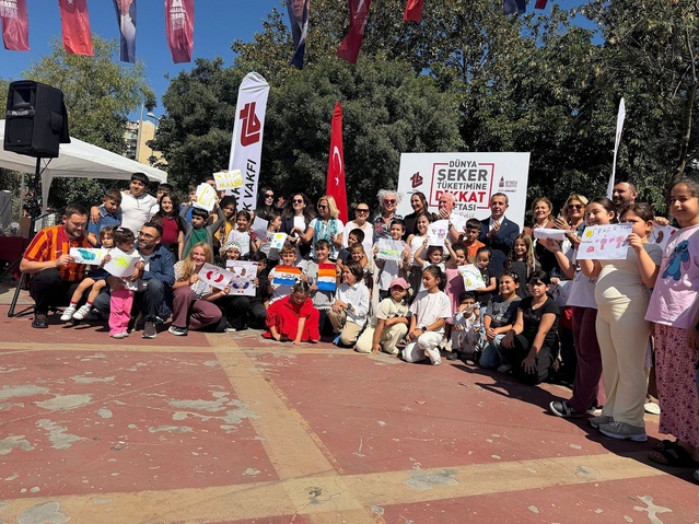 Etkinlikte uzmanlar çocuklara sağlıklı beslen, su iç, hareketli kal mesajı verdi