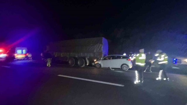 Bilecik Bozüyük'te kamyona arkadan çarpan otomobilde 1 kişi öldü, 2 kişi yaralandı