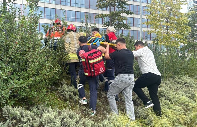 Ataşehir'de TEM bağlantı yolunda motosiklet direğe çarptı, sürücü ağır yaralandı