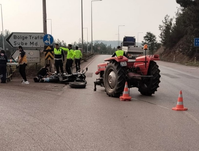Karabük'te kavşakta traktöre çarpan motosikletteki 2 kişi yaralandı