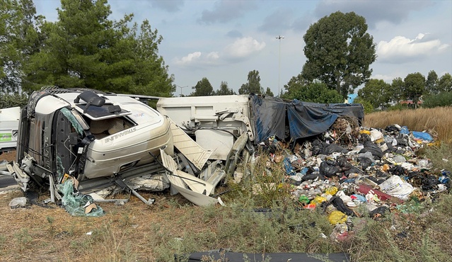 Büyükşehir Belediyesinin atık yüklü tırı Adana Sarıçam'da devrildi, sürücü yaralandı