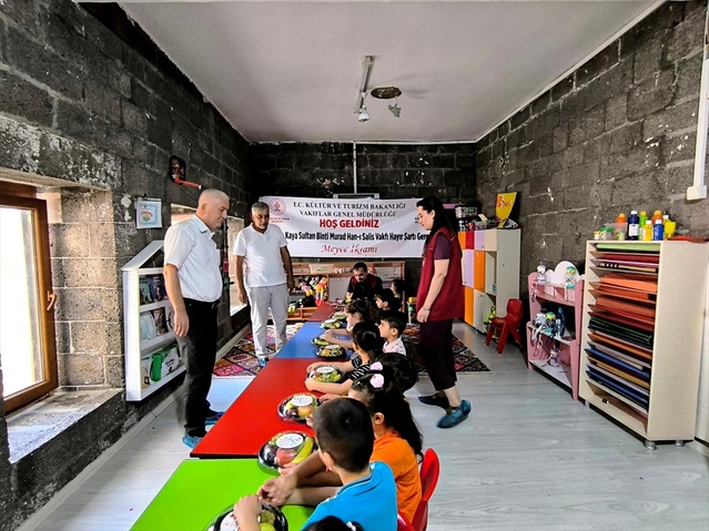 Diyarbakır'da vakfın 211 yıllık hayır şartı anaokulunda meyve ikramıyla yaşatıldı.