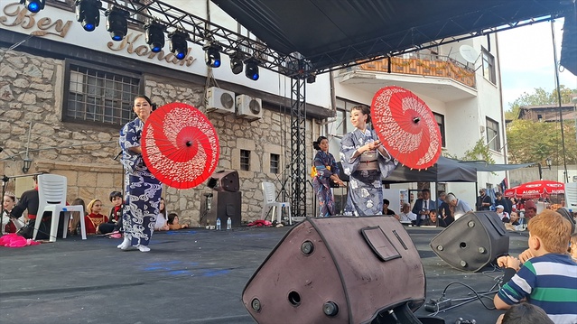 Japonya'dan gelen halk dansçıları Beypazarı Festivali'nde 'Erik dalı' ile renk kattı