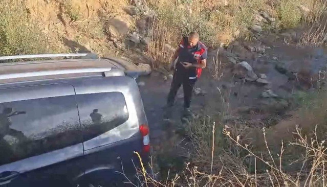 Hakkari'de Yüksekova-Van karayolunda hafif ticari araçlar çarpıştı, 4 kişi yaralandı