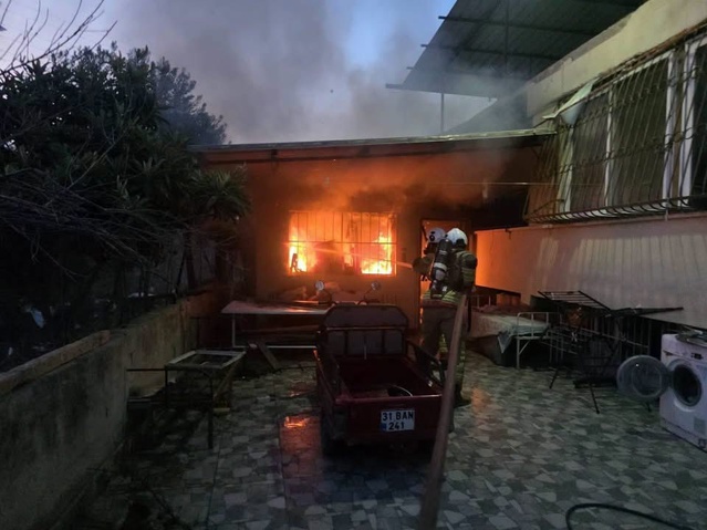 Antakya Kuzeytepe'de ev yangını koordineli müdahaleyle kontrol altına alındı