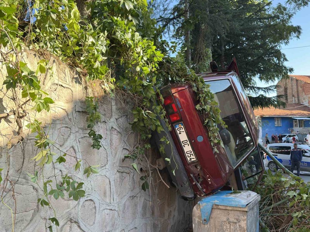 Uşak'ta kontrolden çıkan otomobil korkuluklarda asılı kaldı, sürücü yaralandı