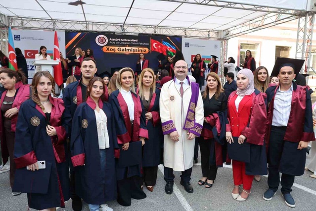 Atatürk Üniversitesi, Bakü'deki törende yaklaşık 200 öğrenciyi mezun etti