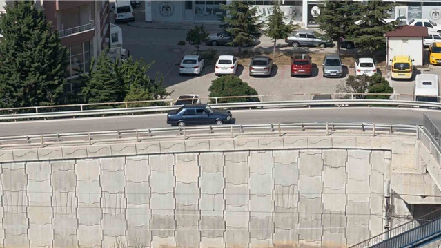 Kırıkkale'de ehliyetsiz sürücünün kaçışı drona yakalandı, 80 bin lira ceza kesildi