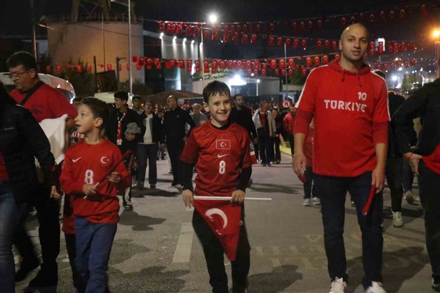 A Milli Futbol Takımı Fransa maçı öncesi Kocaeli'de binlerce taraftarla buluştu