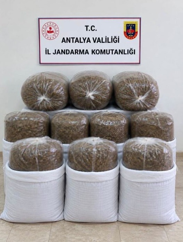 Antalya'da kaçak tütün operasyonunda 400 kilogram kıyılmış tütün ele geçirildi