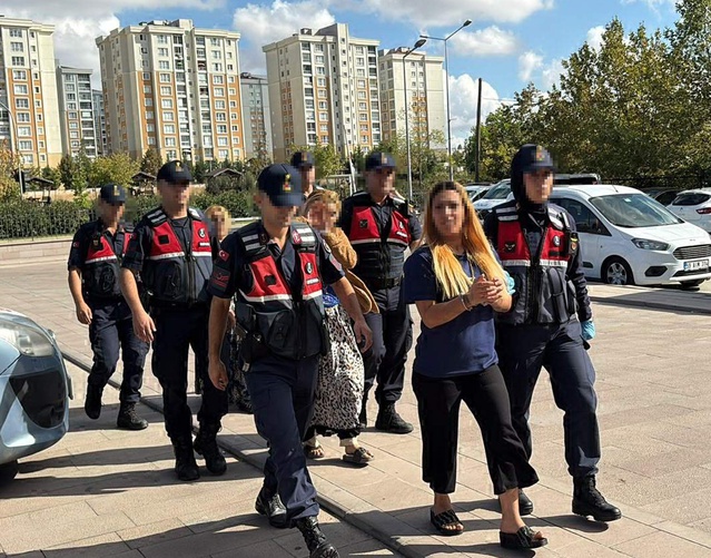 Çorlu'da JASAT 3'ü kadın 5 şüpheliyi yakaladı, vazoda 813 uyuşturucu hap bulundu