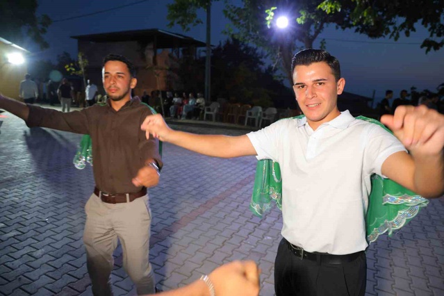 Kahramanmaraş'ta ikiz kardeşler Çanakkale'de birlikte askerlik için uğurlandı