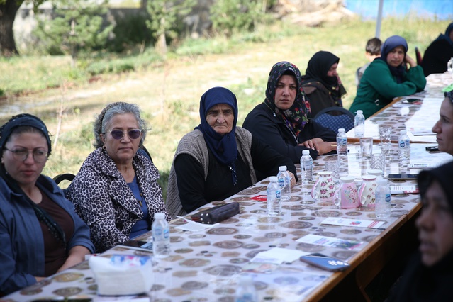 Mobil sağlık ekipleri Kars'ta köy köy gezerek tansiyon ve kan şekeri ölçüyor