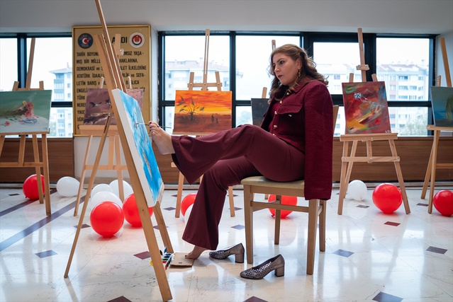 Ayaklarıyla resim yapan ressam Ayşe Işık, eserlerini Ankara'da sergiledi