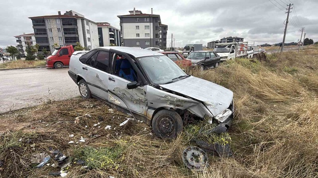 Eskişehir'de iddiaya göre çarptığı otomobili araziye savurup kaçan sürücü aranıyor