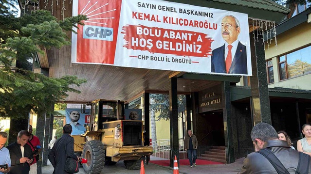 CHP'nin Abant kampında bozulan kepçe yüzünden Kılıçdaroğlu daha önde karşılandı