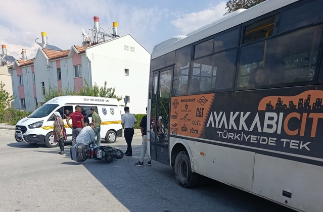 Erzincan'da midibüsle çarpışan motosikletin sürücüsü yaralanarak hastaneye kaldırıldı.