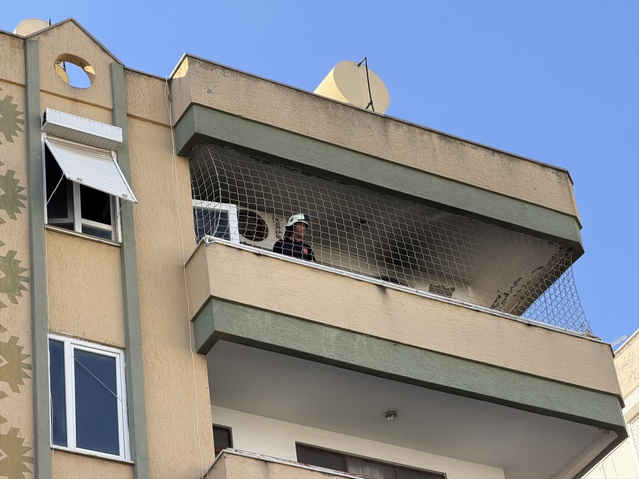 Alanya'da 5 katlı binanın en üst katındaki dairedeki yangın söndürüldü, hasar oluştu