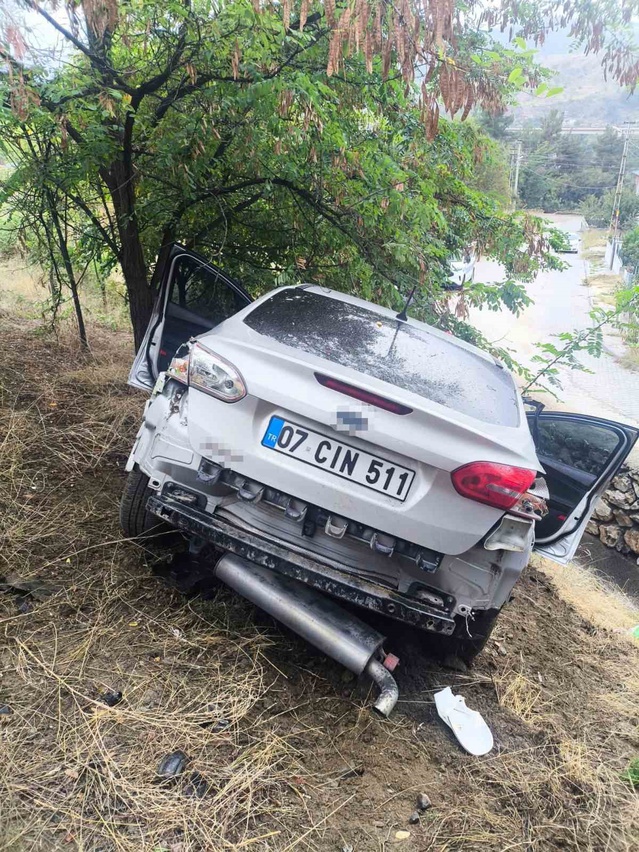 Bilecik'te kontrolden çıkan otomobil şarampole uçtu, 4 kişi hastaneye kaldırıldı