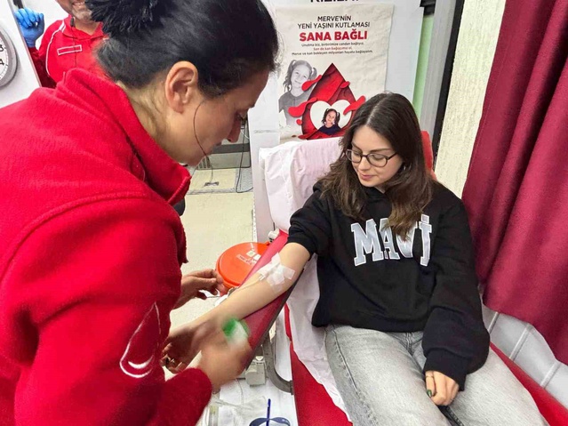 Düzce'deki kız yurdunda öğrenciler ve personel Kızılay için gönüllü kan bağışladı